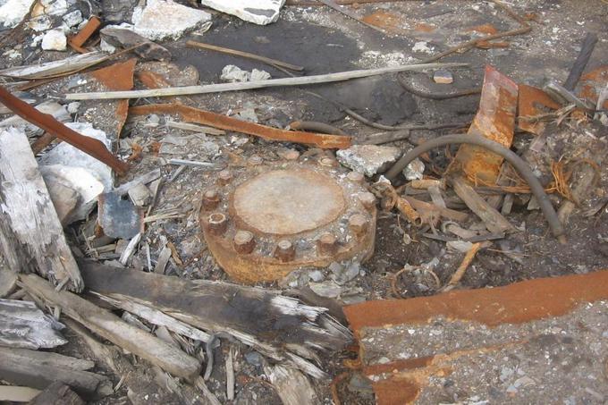 Zavarjena loputa že desetletja sameva sredi ruševin in smeti, ki so jih za sabo pustili ruski znanstveniki in delavci. | Foto: Thomas Hilmes/Wikimedia Commons