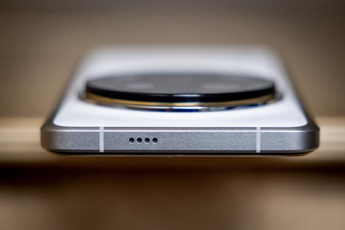 Zvočnik na zgornji strani pametnega telefona Xiaomi 14 Ultra (na spodnji strani je še en zvočnik). | Foto: Ana Kovač