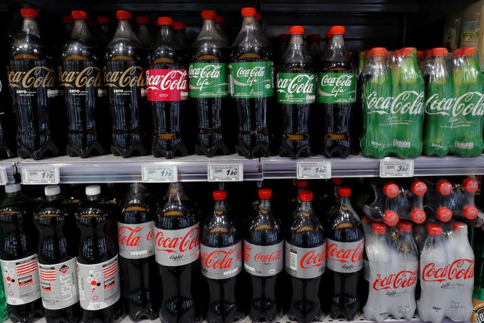 Klasična Coca-Cola in njene različice so na petem mestu med najbolj priljubljenimi pijačami na svetu, ki niso voda. Pred Coca-Colo so pivo, pomarančni sok, čaj in kava. | Foto: Reuters
