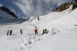 Plaz v italijanskih Alpah usoden za dve osebi
