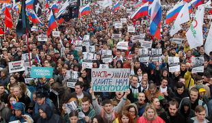 V Rusiji zaradi mirnih protestov dvojico obsodili na več kot šest let zapora