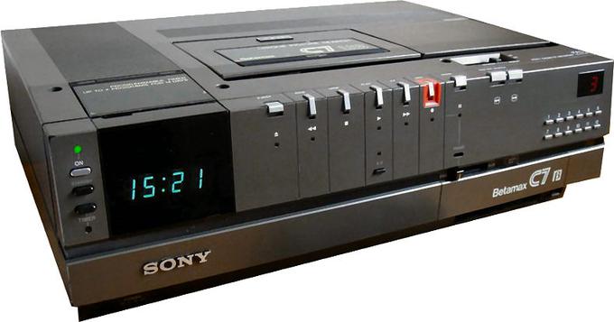 Betamax je želel biti tekmec videokasetam (VHS), a mu to nikoli ni uspelo, ker ga je njegov proizvajalec, japonski Sony, preveč omejil. Čeprav je ponujal boljšo kakovost slike od VHS, je bilo na kaseto Betamax na začetku mogoče shraniti samo 60 minut videa, kar ni bilo dovolj za celovečerni film. Sony drugim podjetjem tudi ni dovolil, da bi proizvajali predvajalnike, medtem ko je videorekorderje za kasete VHS delal praktično vsak. Sony si je velik del trga zaprl tudi s tem, ker pornografski industriji ni dovolil, da bi svoje filme razpečevala na kasetah Betamax, JVC, lastnik licence za VHS, pa glede tega ni imel pomislekov. | Foto: 
