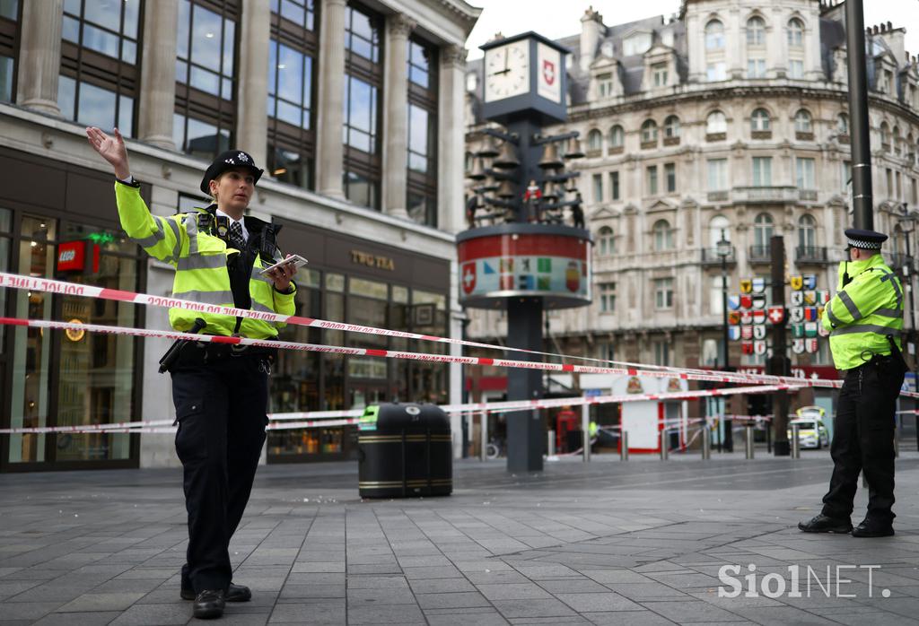 London, napad, nož, zabodli dva policista