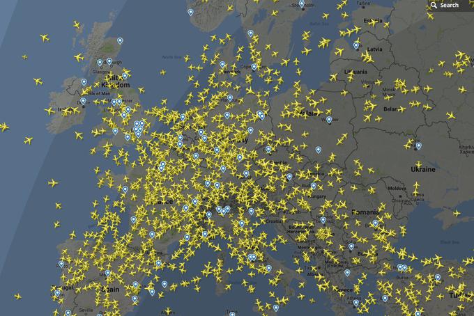 Takole je bil v nedeljo zvečer videti letalski potniški promet nad osrednjim delom Evrope.  | Foto: Flightradar24