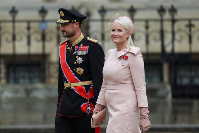 Norveško kraljevo družino sta na kronanju Karla III. v Londonu zastopala Haraldov sin in prestolonaslednik, princ Haakon, ter njegova žena, princesa Mette-Marit. | Foto: Reuters