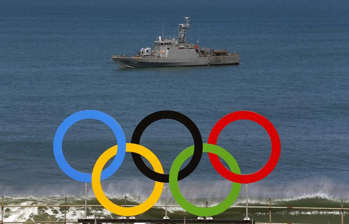 Brazilci očitno dobro skrbijo za varnost. Ob znameniti plaži Copacabana vseskozi krožijo vojaške bojne ladje. | Foto: 