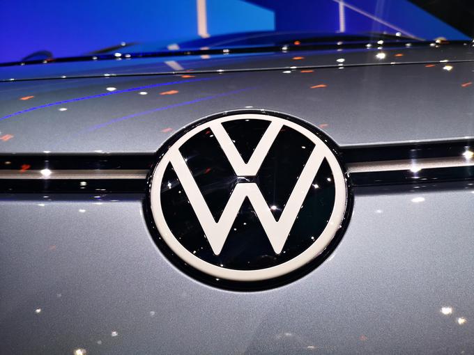 Prek električnega ID.3 je Volkswagen v Frankfurtu pokazal tudi nov logotip. | Foto: Gregor Pavšič