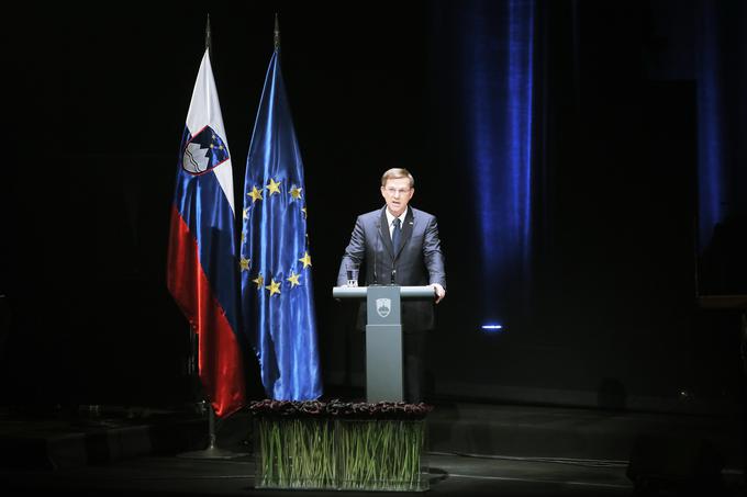 "Slovenija, ki se zavzema za dobrososedske odnose, je z nogami nepopustljivo trdno vztrajala na naših mejah," je v govoru na proslavi dejal slovenski premier Miro Cerar. | Foto: STA ,