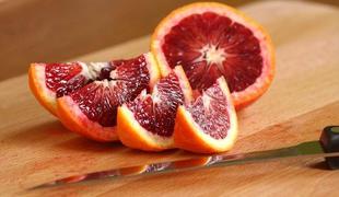 Sladki konec tedna: Obrnjen kolač z rdečimi pomarančami