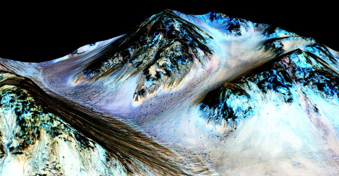 Mars na površju tudi nima (več) tekoče vode, čeprav so znanstveniki pred kratkim odkrili dokaze, da na površini planeta občasno vendarle nekaj teče (klik za zgodbo). A ne voda, ki bi jo lahko pili. | Foto: 