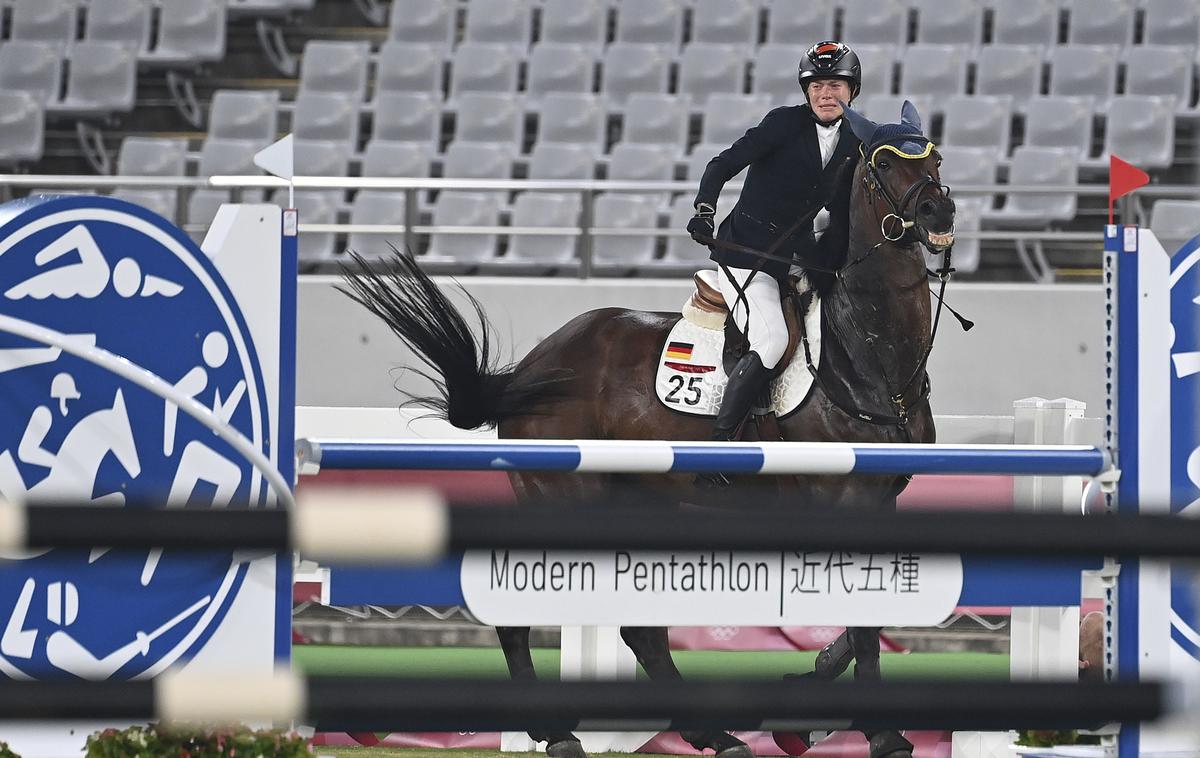 Annika Schleu | Na olimpijskih igrah v Tokiu je nemška peterobojka Annika Schleu z bičem udarjala svojega konja, ki ni želel začeti tekmovanja.  | Foto Guliverimage