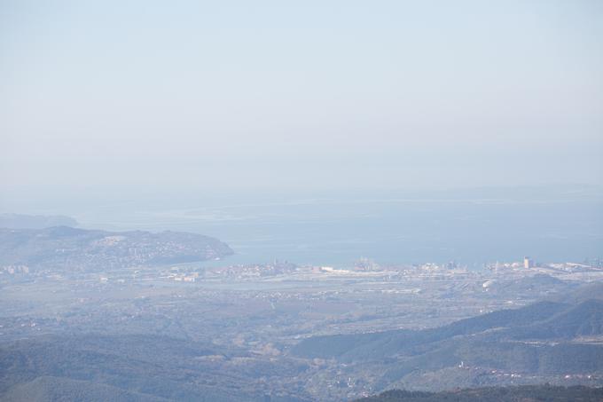 Obala pri Kopru je s Slavnika pravzaprav na dosegu roke, toliko bolj, ko burja očisti ozračje. | Foto: Klemen Korenjak