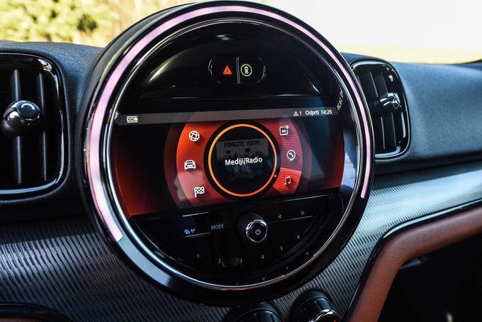 Z okroglim vrtljivim gumbom je izbiranje menijev na osrednjem zaslonu med vožnjo bolj varno, sovoznik pa se lahko odloči za upravljanje "na dotik". | Foto: Gašper Pirman