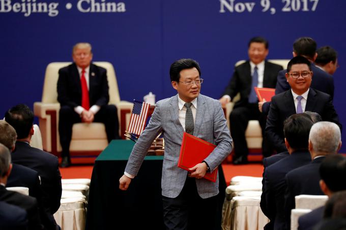 Predsednik znamke Vivo je Shen Wei, eden od vplivnežev kitajske tehnološke scene. Na fotografiji ga lahko vidimo v družbi kitajskega predsednika Xi Jinpinga (zadaj desno) in predsednika ZDA Donalda Trumpa (v ozadju levo). | Foto: Reuters