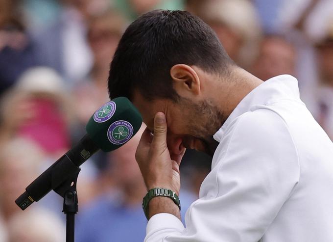Novak Đoković po wimbledonskem porazu ni mogel skrivati solz. | Foto: Reuters
