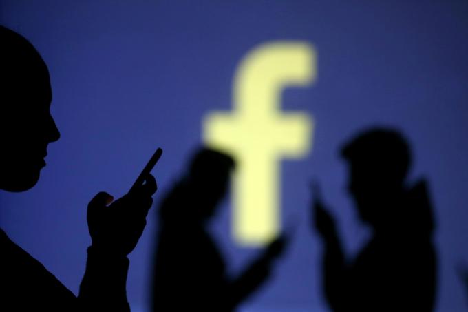 V istem obdobju je bilo močno moteno tudi delovanje Facebookove pogovorne aplikacije Messenger, saj si uporabniki niso mogli pošiljati fotografij in videoposnetkov. | Foto: Reuters