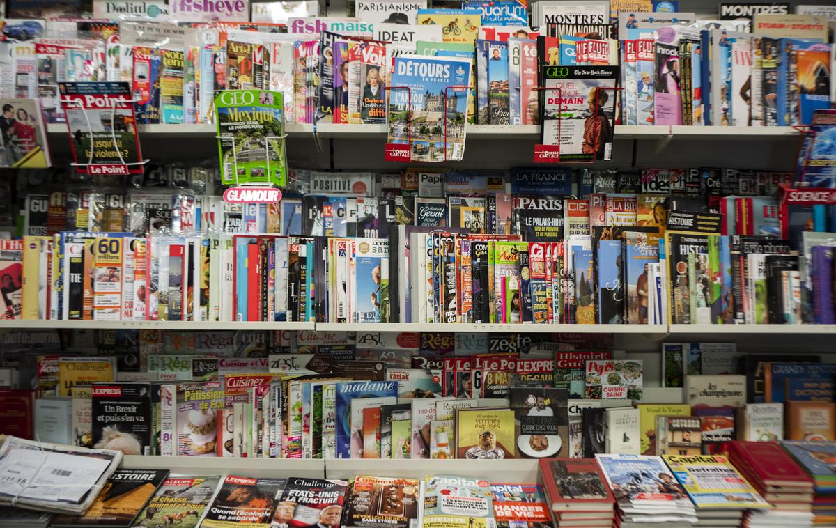 Prodajalna časopisov v Franciji | Države na različne načine pomagajo medijem: z neposrednimi podporami, davčnimi ugodnostmi, državnim oglaševanjem ali s posebnimi skladi. | Foto Reuters