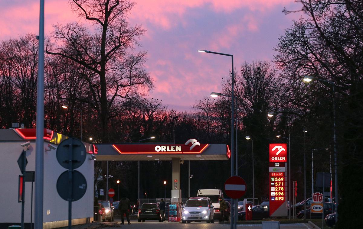Bencinski servis na Poljskem | Lani je Poljska Rusiji za utekočinjeni naftni plin plačala 710 milijonov evrov. Številni poljski lastniki avtomobilov na plin so lani februarja v paniki odšli po plin na bencinske servise, ker so se bali, da Rusija Poljski ne bo več dobavljala tega plina (na fotografiji). | Foto Guliverimage
