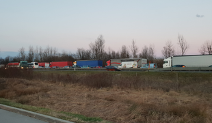 Primorska avtocesta po dveh nesrečah spet odprta #foto #video