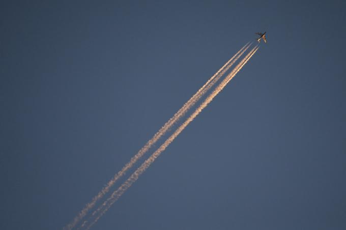 Letala res luknjajo oblake, a ne s stresanjem škodljivih kemikalij.  | Foto: Reuters
