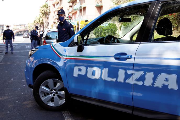 Italijanska policija | Številni ljudje, ki so spremljali večurno delo gasilcev, so rešitev pozdravili z dolgim aplavzom. Moškemu so reševalci dali kisik in ga odpeljali v bolnišnico. | Foto Reuters