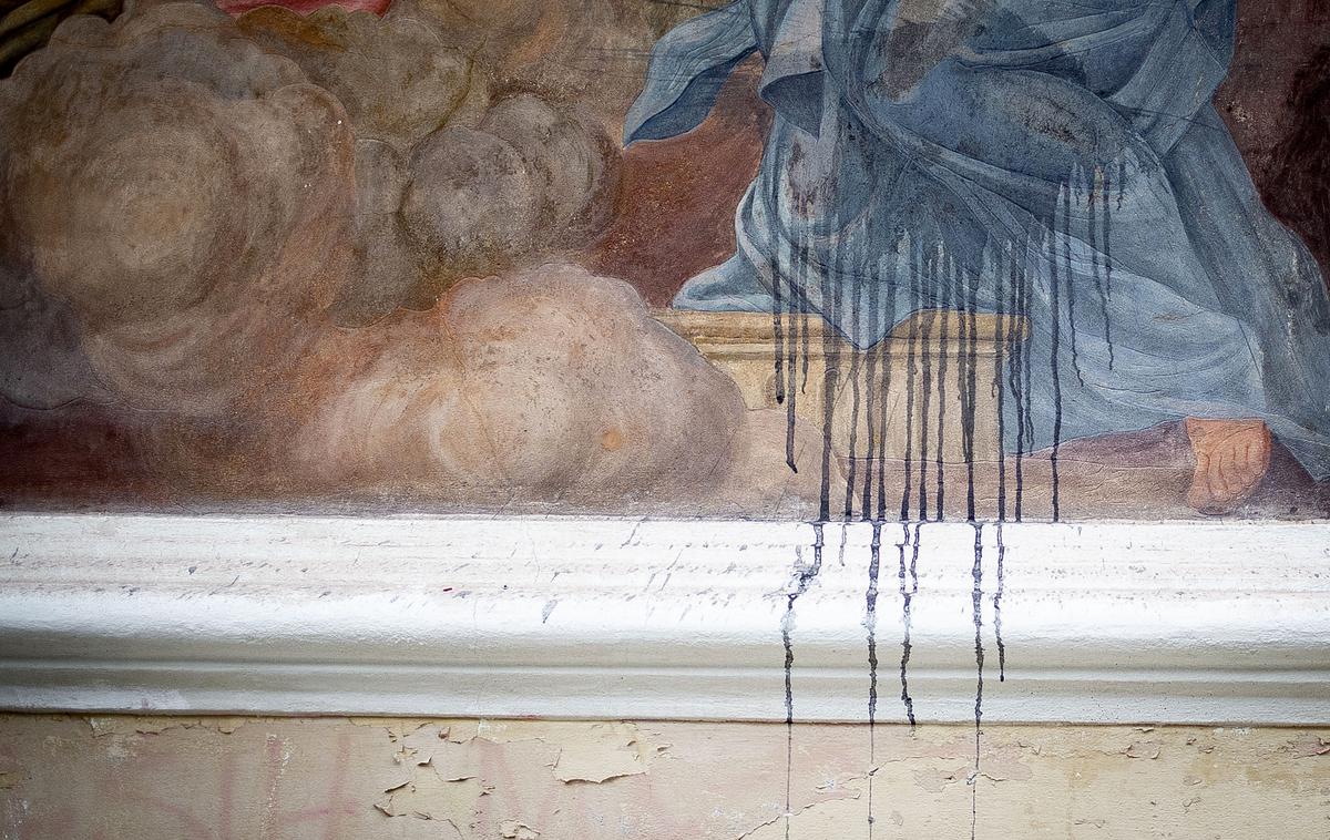 Stolnica sv. Nikolaja, poškodovana freska | Foto Ana Kovač