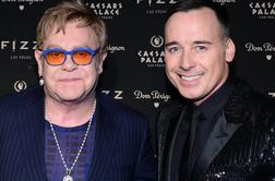 Elton John se je poročil
