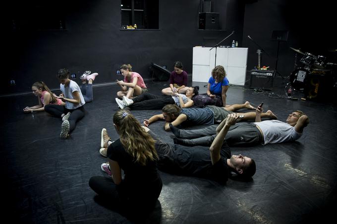 Plesno-gledališka delavnica, ki je del mednarodne izmenjave BITI in ki trenutno poteka v DIC-u. Na fotografiji je Kreatorij - vadbeni in predstavitveni prostor skupine Pozitiv. | Foto: Ana Kovač
