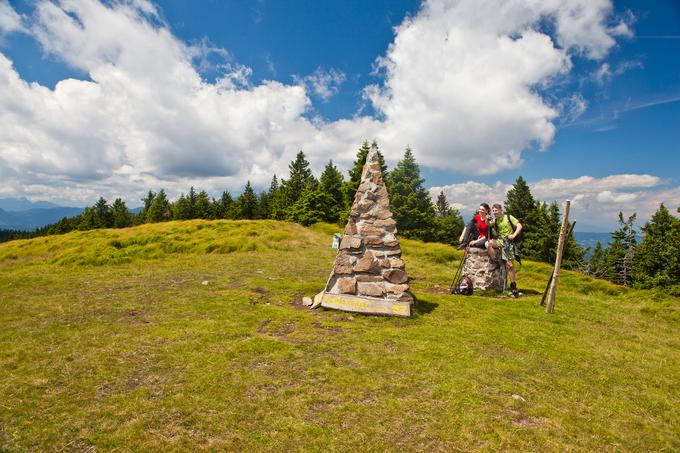 Na obsežnem travnatem vrhu Smrekovca vas čakata kamnita piramida in vpisna skrinjica.  | Foto: Jošt Gantar (www.slovenia.info)
