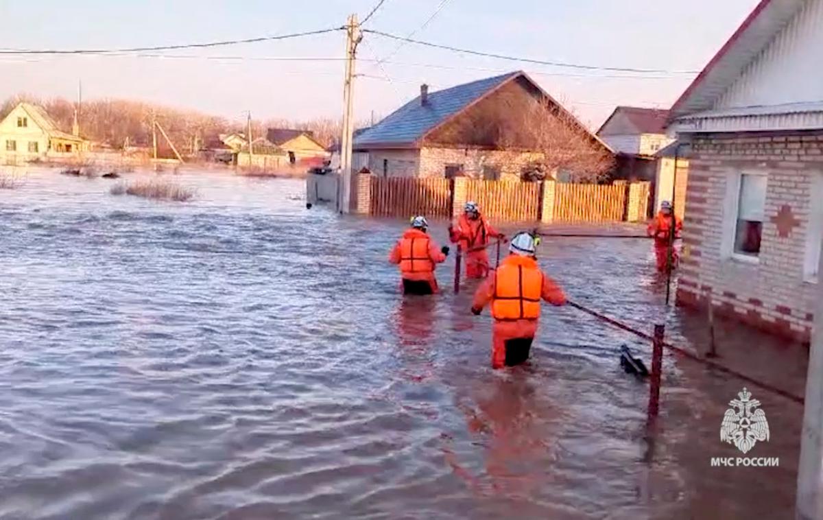 evakuacija v Orsku | Zaradi močnega deževja pa je v mestu Orsk, ki leži okoli 1.800 kilometrov vzhodno od Moskve, v petek počil jez. | Foto Reuters