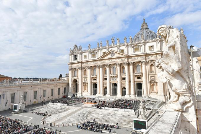 Obstaja upanje, da si bomo njuno cvetlično dekoracijo v Vatikanu lahko ogledali že za božič. | Foto: Reuters