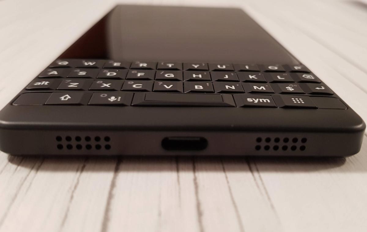 BlackBerry Key2 | Polna tako imenovana tipkovnica qwerty je že desetletje zaščitni znak pametnih telefonov BlackBerry. Ta se danes še kot zadnje veliko ime mobilne industrije otepa zaslonov, ki bi prekrili celo sprednjo ploskev naprave in tipkovnico dokončno upokojili.  | Foto Matic Tomšič