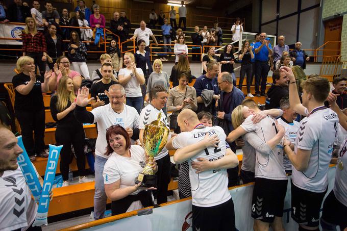 Proslavljanje z navijači, ki so jim pomagali do naslova pokalnih prvakov. | Foto: Žiga Zupan/Sportida