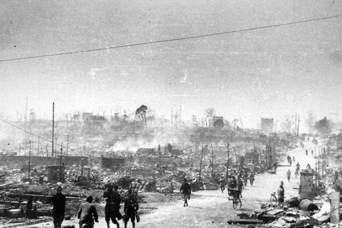 Panorama Tokia 10. marca 1945 po zavezniškem odmetavanju zažigalnih bomb. Prizor pravzaprav zelo spominja na opustošenje Hirošime po eksploziji atomske bombe. | Foto: Thomas Hilmes/Wikimedia Commons