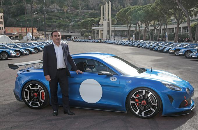 Carlos Ghosn, predsednik Renaulta, je lani v Monte Carlu predstavil študijo novodobne renault alpine. Francoski avtomobilski proizvajalec želi s tem avtomobilom, ki ga bodo letos vendarle začeli uradno prodajati in bo predvidoma stal okrog 60 tisoč evrov, zmanjšati razkorak do znamk premium razreda. | Foto: Reuters