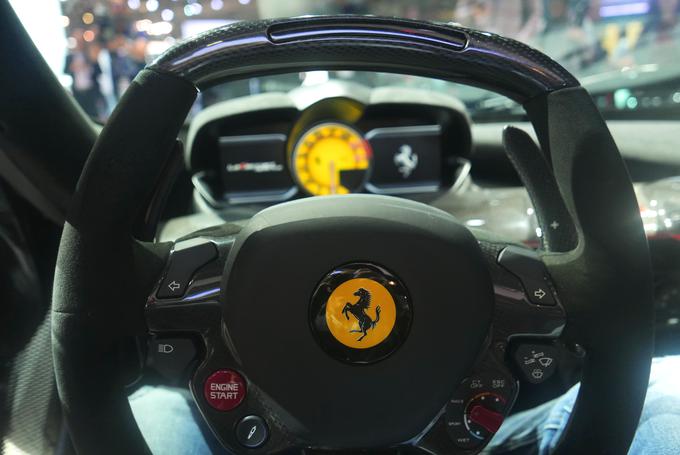 Ferrari ima v Ljubljani uradni prodajni salon, sicer pa je mogoče do eksksluzivnih superšportnih avtomobilov priti tudi prek različnih posrednikov. Ti avtomobil za naročnika poiščejo in dostavijo iz tujine. | Foto: Gregor Pavšič