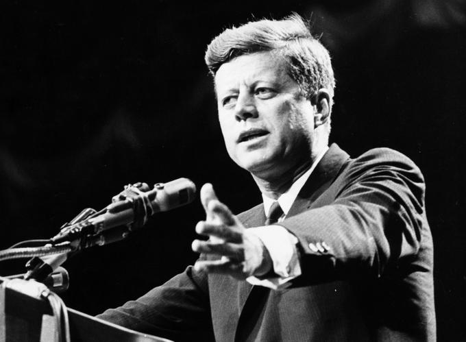 John F. Kennedy je veljal za enega od najbolj priljubljenih ameriških predsednikov. Umrl je po atentatu 22. novembra 1963. | Foto: Getty Images