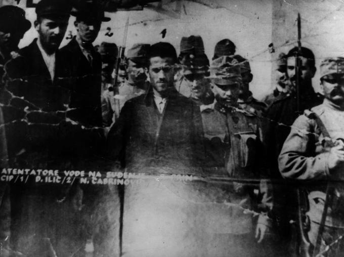 Gavrilo Princip (na sredini, nad njegovo glavo je številka ena) po aretaciji. Na fotografiji sta še dva njegova sodelavca iz organizacije Mlada Bosna, Nedeljko Čabrinović in Danilo Ilić. | Foto: Getty Images