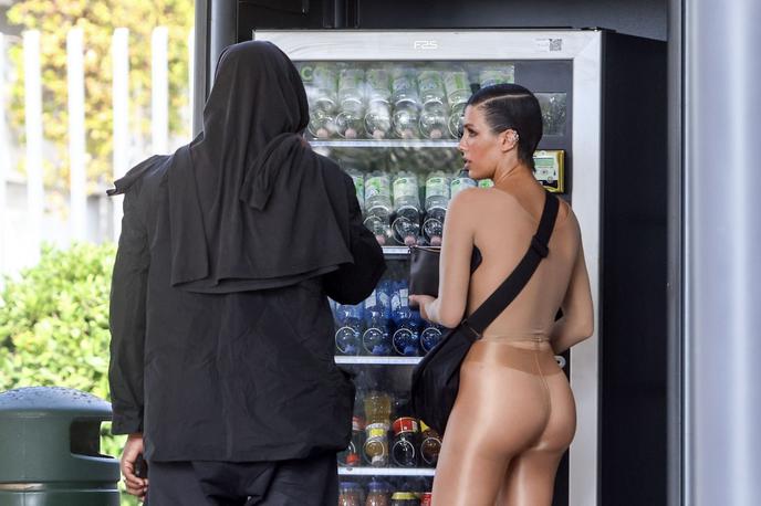 Bianca Censori in Kanye West | West in Censorijeva se v zadnjih mesecih v javnosti pogosto pojavljata v nenavadnih opravah in s tem sprožata številne negativne komentarje. | Foto Profimedia