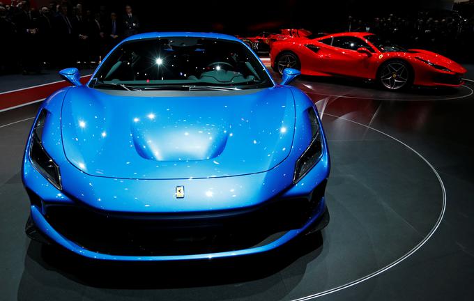 Ferrari je razkril težko pričakovani model F8 tributo. V nenavadni modri barvi kaže svoje mišice in je v trenutku privabil veliko množico. | Foto: Reuters
