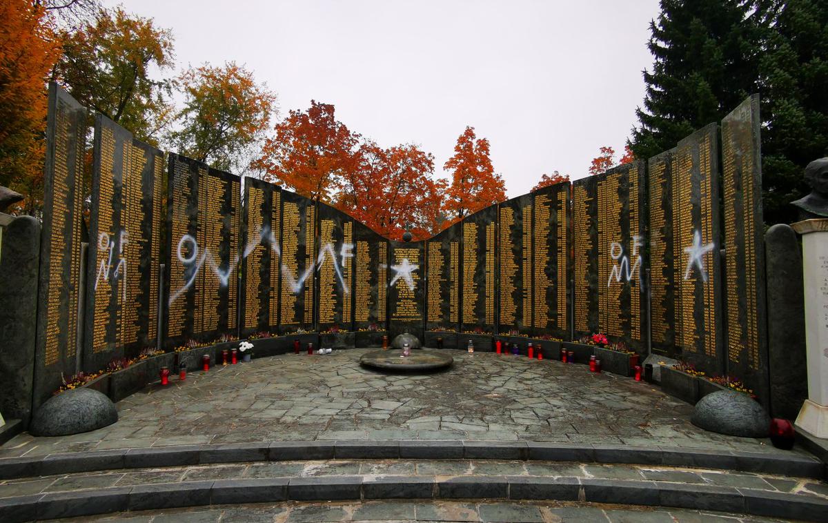spomenik | Oskrunili so spomenik padlim domobrancem na ljubljanskih Žalah. | Foto Bralec