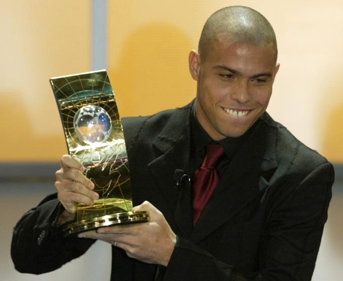 Ronaldo je leta 2002 še tretjič postal najboljši nogometaš leta na svetu po izboru Fife. | Foto: Reuters