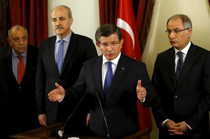 Izredne razmere niso v nasprotju z evropsko konvencijo o človekovih pravicah, je prepričan namestnik turškega premierja Numan Kurtulmus (drugi z leve). | Foto: Reuters
