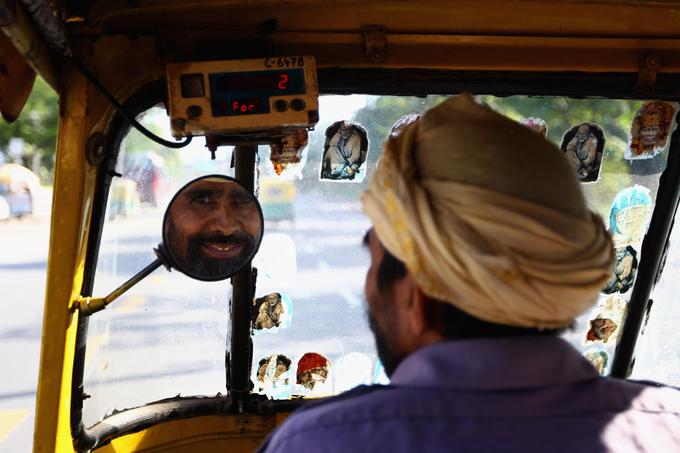 Prometni kaos v Indiji je popoln in je nekaj, kar je treba vzeti v zakup. Mateja čas v taksiju izkoristi za pregledovanje elektronske pošte in časopisa. | Foto: Getty Images