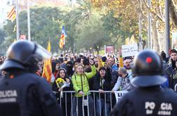 Barcelona: ob seji španske vlade napeto vzdušje, protestniki so se spopadli s policijo