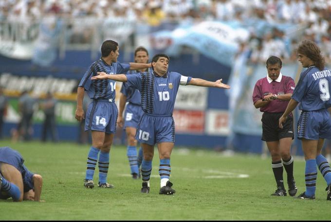 Diego Armando Maradona je blestel z Argentino, nato pa moral zaradi "afere efedrin" zapustiti SP 1994.  | Foto: Guliverimage/Getty Images