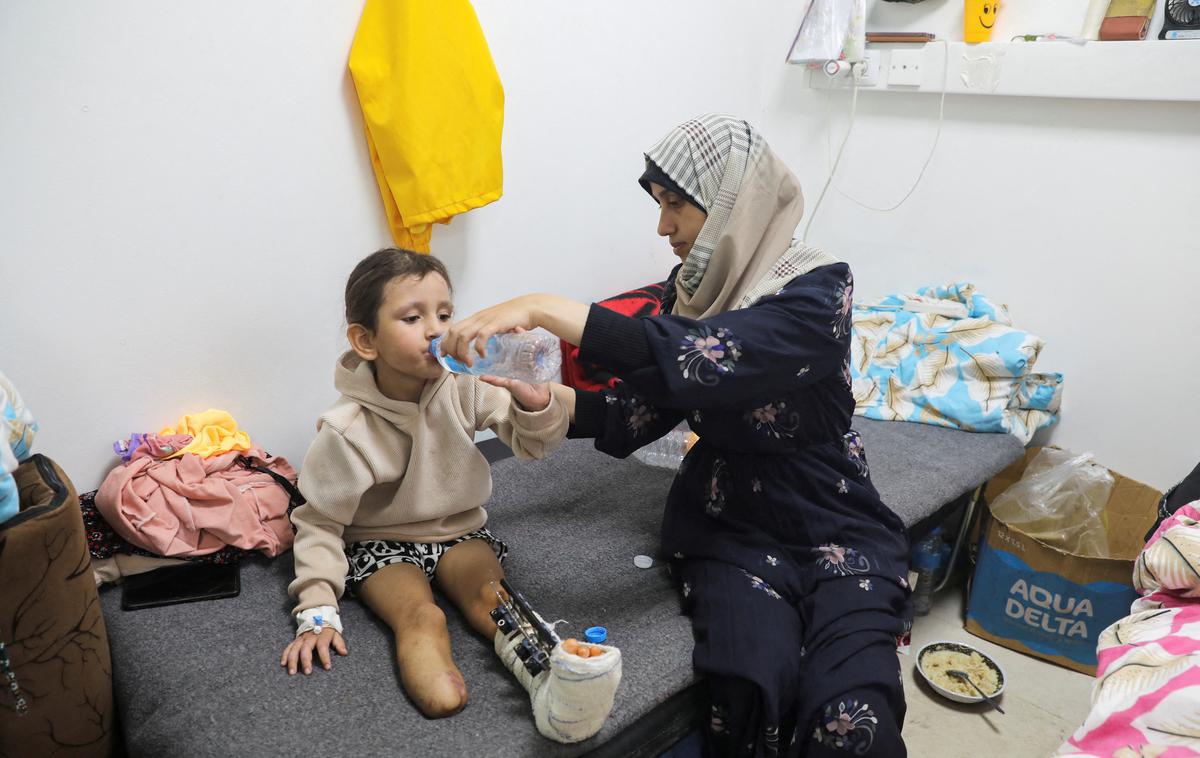 Eman Al-Kholi, Rafa | Lobanje majhnih otrok še niso popolnoma oblikovane, njihove nerazvite mišice pa nudijo manj zaščite, zato obstaja večja verjetnost, da bo eksplozija raztrgala organe v njihovih trebuhih, četudi ni navzven vidnih poškodb," pojasnjuje Jason Lee, direktor organizacije Save the Children za okupirano palestinsko ozemlje. | Foto Reuters