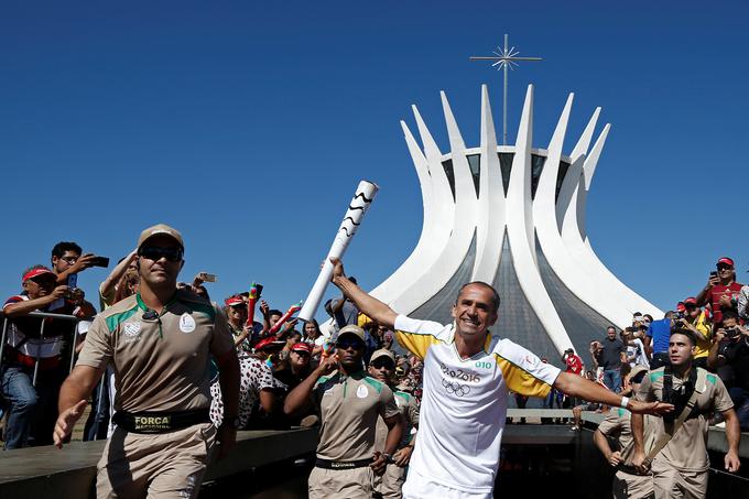 Nekdanji brazilski maratonec je v začetku maja ponosno poziral z olimpijsko baklo. | Foto: Reuters