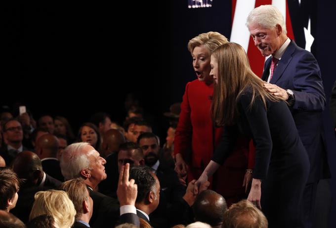 Chelsea Clinton je navdušila v oprijeti temno modri obleki. | Foto: Reuters