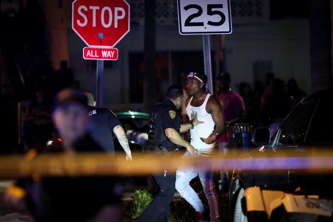 Na Miami Beachu so zaradi številnih obiskovalcev, ki so željni zabave, uvedli policijsko uro. | Foto: Reuters